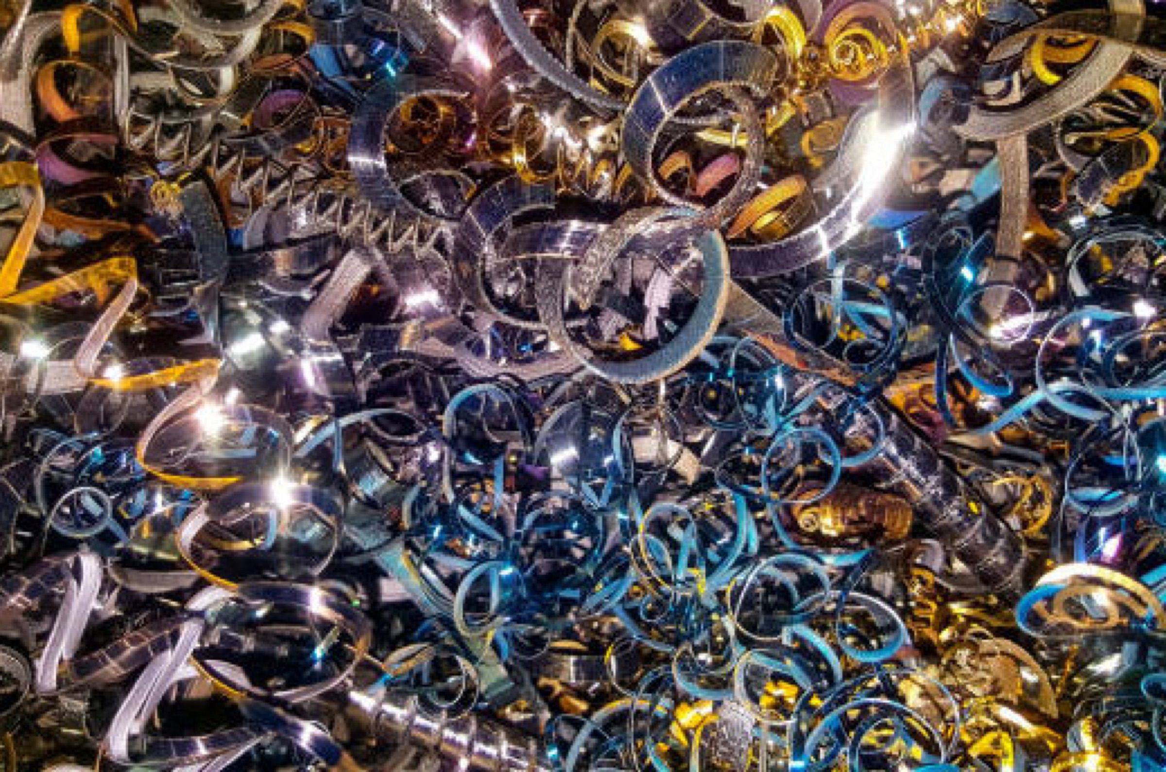 Microguss-Metallteile in verschiedenen Legierungen, schimmernd in Gold-, Blau- und Silbertönen