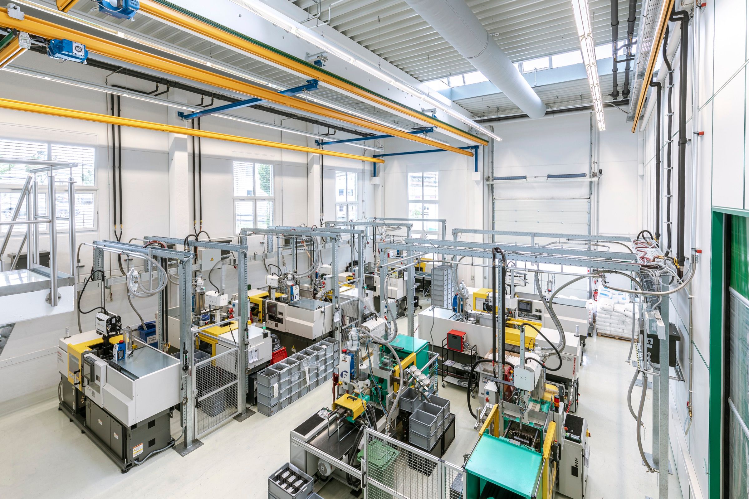 Spritzgussfertigung mit automatisierten Maschinenzellen