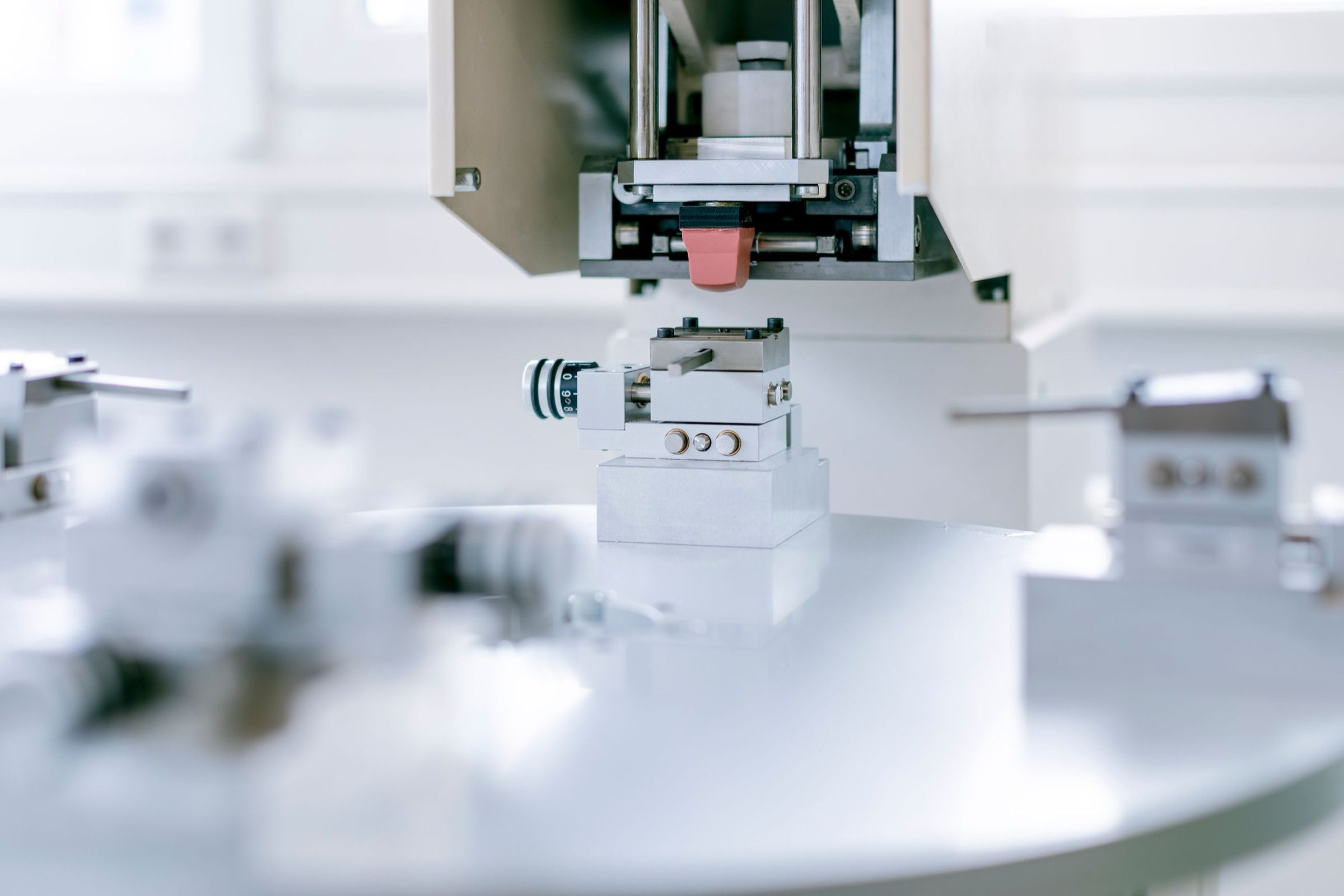 Tampondruckmaschine beim Bedrucken von Mikroteilen